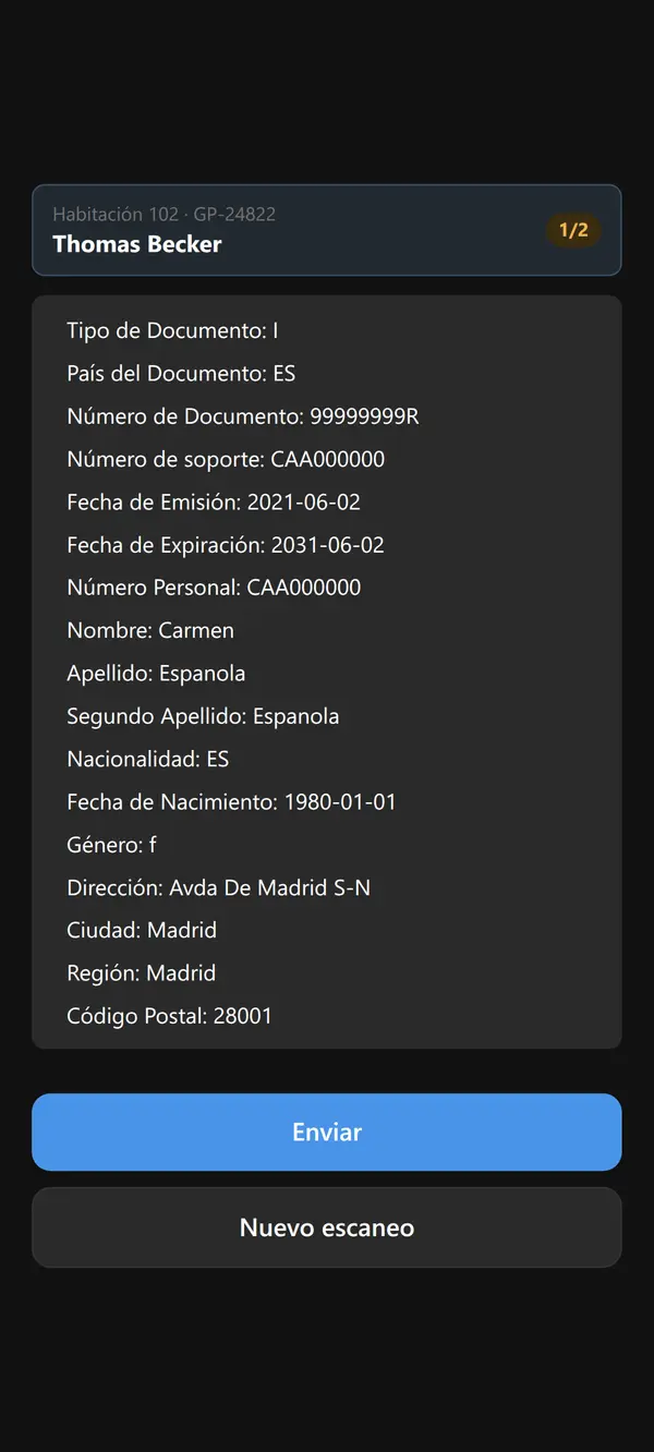 Resultado del escaneo con una cabecera que muestra Habitación 102, la referencia de la reserva, el huésped Thomas Becker y un contador 1/2, seguida de los campos extraídos del documento y los botones Enviar y Nuevo escaneo