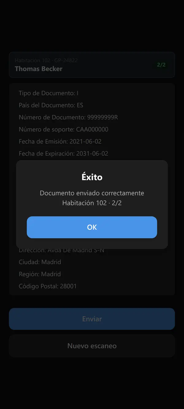 Mensaje de éxito sobre el resultado del escaneo: "Documento enviado correctamente, Habitación 102 · 2/2" con un botón OK