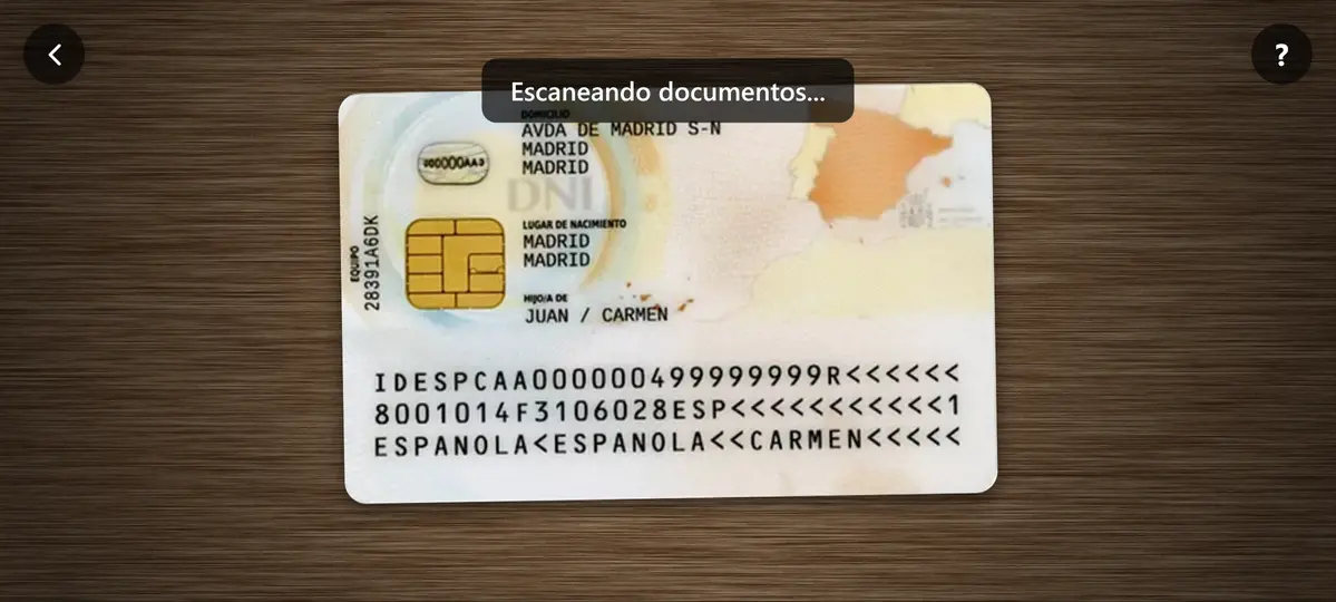 Móvil de lado con la cámara abierta, un DNI llenando el encuadre y el código MRZ claramente legible en la parte inferior